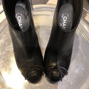 Black boots Chanel.